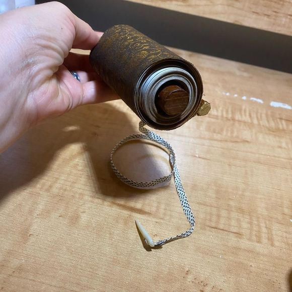 Elegant Brown Scroll with Intricate Design - Picture 3 of 13